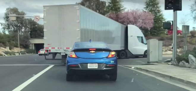 Xem xe tải chạy điện cỡ lớn của Tesla tăng tốc trên đường nhanh hơn cả sedan của Chevrolet